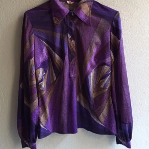  - Kalasskjorta i så fina färger och mönster. I väldigt fint skick! 