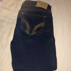 Vanliga mörkblåa jeans från hollister storlek: W24 L31 som xs