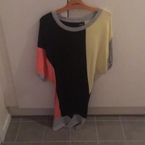  - Kortärmad stickad tröja. Kan användas som klänning till leggings lr tjockare nylonstrumpor eller som en tröja bara. Täcker baken. I fyra olika färger. Korallröd, ljusgul svart och grå. Ej använd då den är lite för lång för mig. Storlek XS. Billigt och bra. Kan skickas då står du för portot.