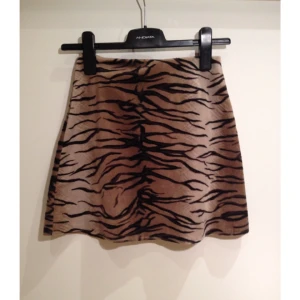  - Tigerkjol i nåt mjukt teddymaterial! Gissar storlek S, finns ingen lapp! 
🐯🐯🐯🐯🐯🐯