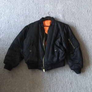  - Svart bomberjacka 😍! Går att vända ut och in så blir den orange istället ✨!