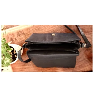  - Marinblå handväska med gulddetaljer. 3 fack att lägga dina saker i inuti. Cool väska i fint skick. 
Jag använder Swish men vill du betala genom Plick SafePay så säg till 👗