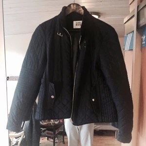  - Väldigt sparsamt använd marinblå jacka från Vero Moda! Behöver komma till användning!