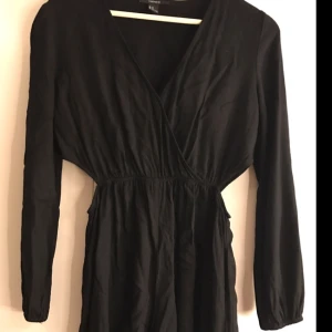  - Snygg långärmad byxdress från Forever 21 som går till mitten av låren ungefär. Cut outs på varje sida av midjan som man ser på andra bilden. Knapp över bysten ser man på 3e bilden, jättesnygg till klackar.