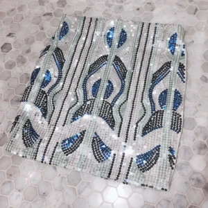  - Kjol med paljetter. S men passar även xs