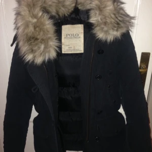  - Polo mörkblå dunjacka. Storlek small. Endast använd ngr gånger. Fint skick. 