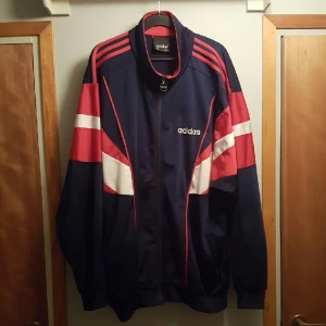  - Adidas tracktop i fint skick, storlek ca L/XL (se bild för exakt stl) finns att hämta i Sandviken/Gävle.
Betalning kontant eller swish.