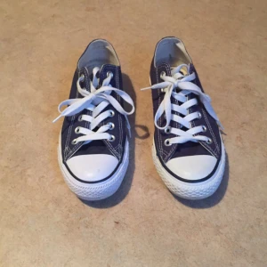  - Blå converse, 38. Som nya, använda endast två gånger, mycket bra skick! Köparen betalar ev. frakt. 