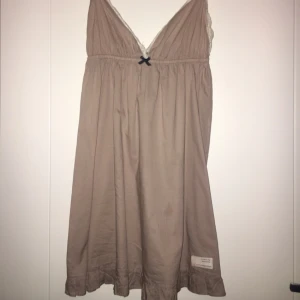 - Oddmolly klänning i beige, använd endast 1 gång. Frakt tillkommer! nypris: 800kr
