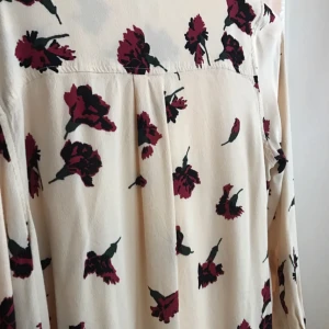  - Blus/skjorta från Ganni, storlek S, beige med röda rosor på! Använd ca två gånger