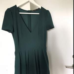 🌷🌺🌸En jumpsuit i mörkgrönt från Zara. Framtill ser det ut som en klänning och bakifrån shorts. Inköpt för 500kr🌷🌺🌸