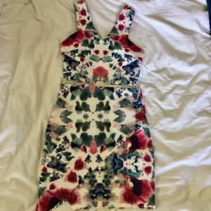  - Set i scubamaterial, cutouts som detaljer och dragkedja i bak på både över och underdel. Överdel i S, underdel i M. Använd fåtal gånger. Frakt ingår i priset!