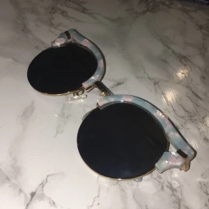  - Svarta solglasögon