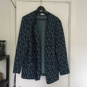  - Snygg kavaj! Köpt på secondhand! Aldrig använd! Bra skick! Står 22 på lappen, vet ej om det är storleken men jag skulle tippa på att det är en M/L! Köparen står för frakten! Betalningen sker via swish! 