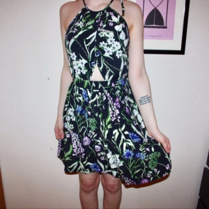  - Helt oanvänd blommig klänning från BikBok. Lapp kvar, nypris 399:- lite för liten för mig i midjan.   Kan mötas upp, använder helst swish. Frakt kostar 56kr, Samfraktar gärna.