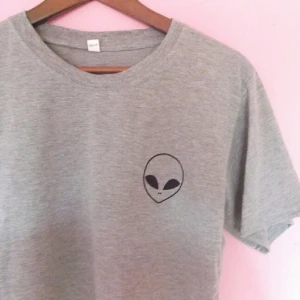  - Oanvänd tshirt. Slutar strax under magen på mig som är 164 lång. 