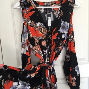  - Sjukt häftig och ball jumpsuit från River Island. Aldrig använd och prislapp finns kvar. Köparen står för frakten! 💕