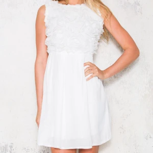  - Studentklänning från DM retro, använd en gång och inga skador eller smuts.  Köparen betalar för frakten på 40kr :)