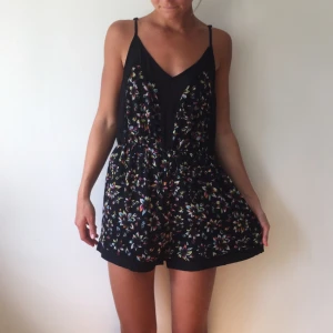 - Underbar shortsdress köpt i Australien 🌷Kommer tyvärr inte till användning här hemma, endast använd fåtal gånger och i så gott som nytt skick. Märkt som size 12 vilket motsvarar S/M här hemma! Justerbara band. Hör av er för frågor och fler bilder :) 