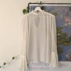  - väldigt fin blus med vida ärmar och snygg rygg 🔥 Använd endast en gång, som ny