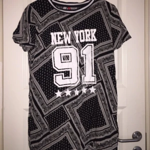  - T-shirt klänning, är i fint skick!