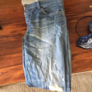  - Boyfriend fit supersnygg slitna jeans, sitter bra runt rumpan!