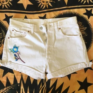  - Supersnygga Levisjeans, gräddvita, aldrig använda!🌸