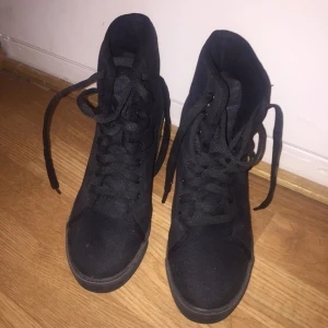  - Boots med snörning i st 38, knappt använda.