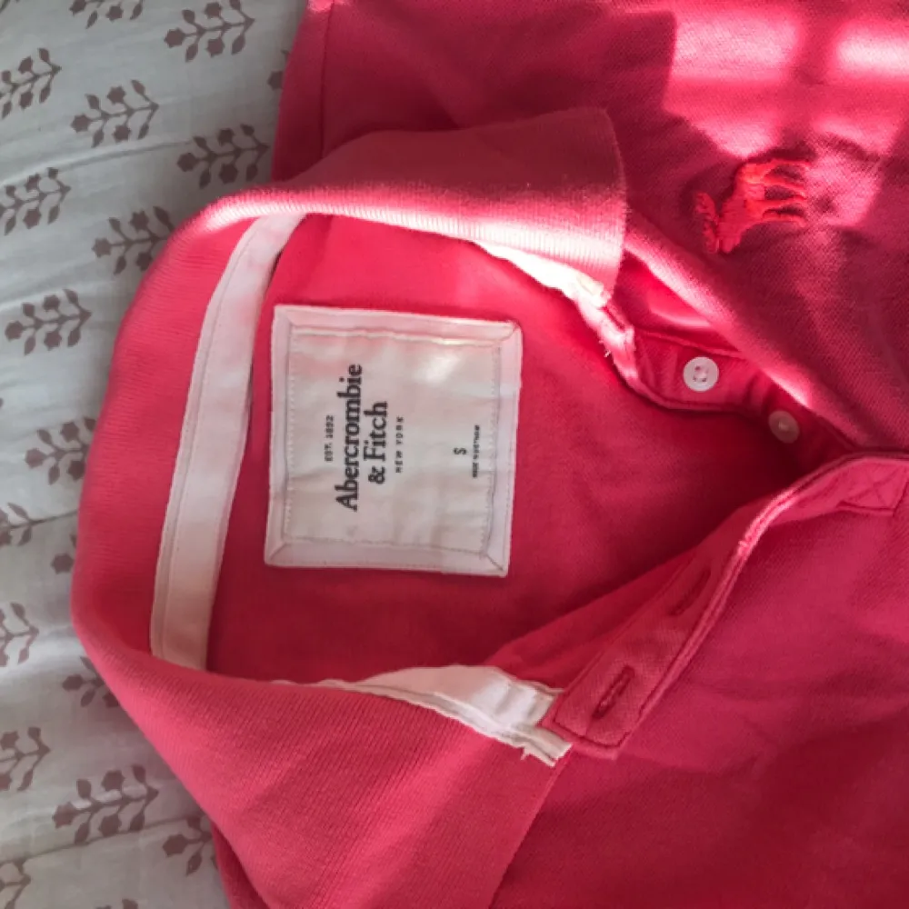 Superskön Abercrombie and Fitch piké i en superhärlig rosa färg !  Betalning sker via swish  Köparen står för frakt. Skjortor.