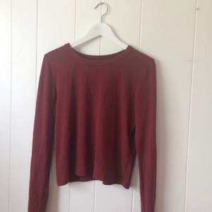 En vinröd tröja köpt från Urban Outfitters i strl S. 