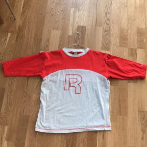  - Cool second hand Reebok tröja stl large men är mer som en stor Medium. Grå röd.  49 kr i frakt. 