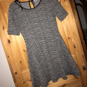  - Använd 1 gång, en söt klänning. Avhämtning och fraktas fungerar. 