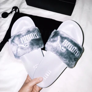  - Mina bebisar!!! Fenty x Puma by Rihanna tofflor med faux fur i grått. Världensfinaste tofflor som är helt slutsålda ÖVERALLT. Fick de i present men de är i fel storlek och används därför inte så mycket som de förtjänar. Känns dumt o bara ha de liggandes i lådan:( 400 eller högstbjudande. Kostade 799:- nypris 