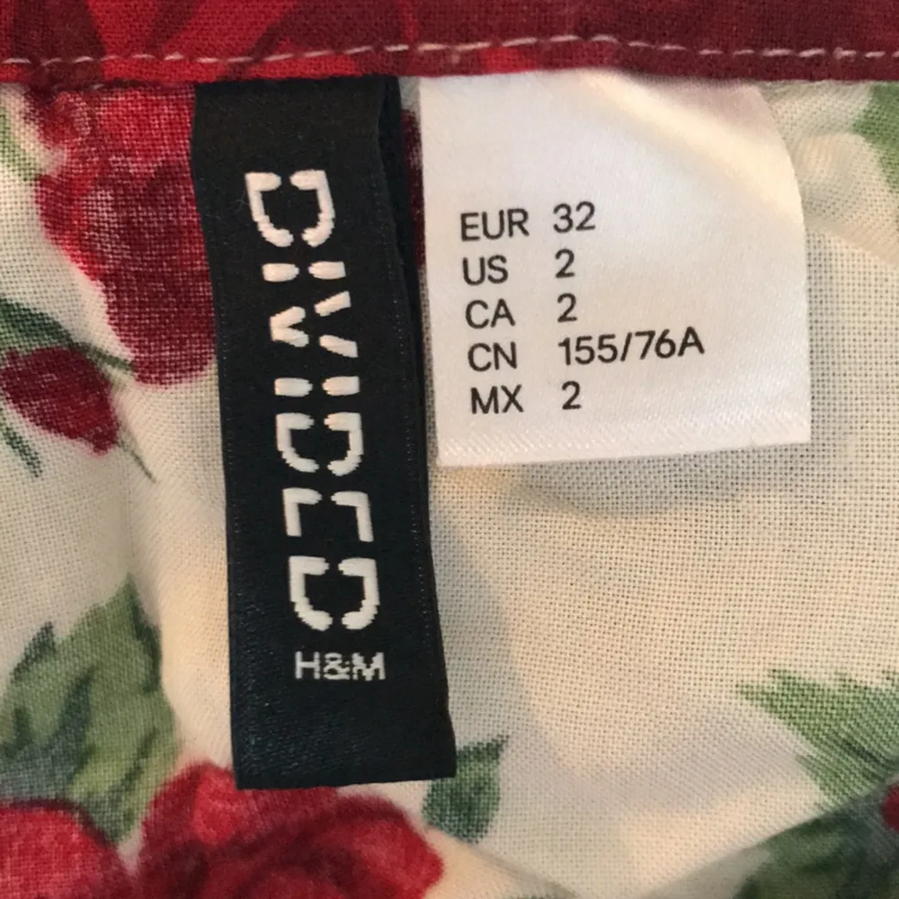 Blommig skjorta från H&M, väldigt skönt material. Storlek 32, men är mer som en XS-S. Bra skick, använd fåtal gånger. . Blusar.