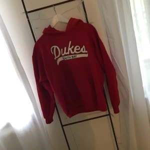  - Dukes hoodietröja😎 frakt tyvärr dyr pga storlek å vikt 65 kr :). Finns att hämta i Göteborg