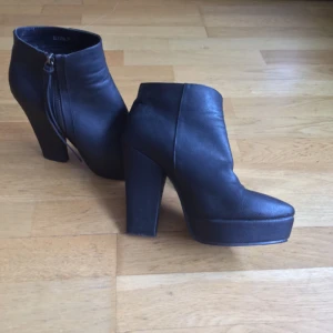  - Svarta klackar från Nelly.com. Använda ett fåtal gånger men i bra skick! I modellen "Elvira"