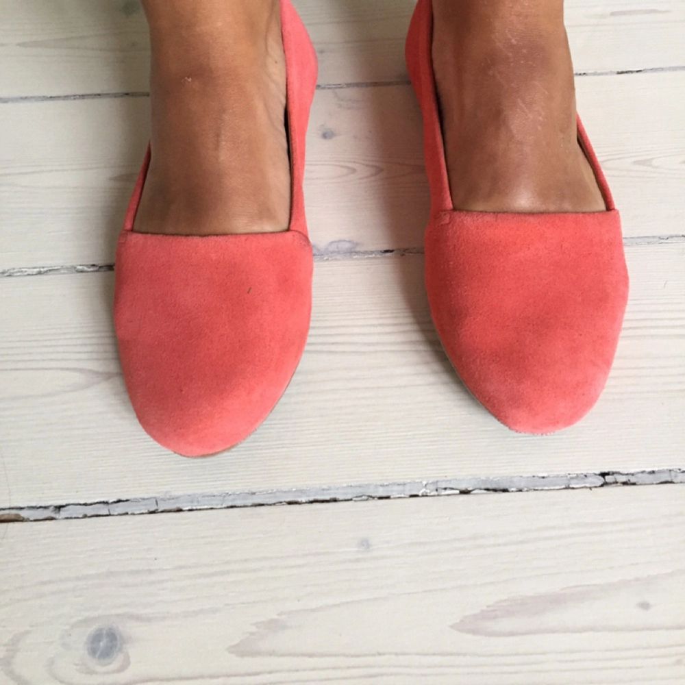 Sandaler från Clarks i äkta läder. Supersnygg rosa färg. Använda en gång och säljes endast pga för små för mig. . Skor.