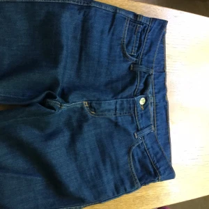  - Avklippta jeans (lite utsvängda i slutet på benen) från Rodebjer i storlek 26/32. Går ner till några cm ovanför ankeln på mig som är 163 cm lång. Supersköna och i fin blå färg! 