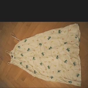  - sommarklänning med fint motiv från minkpink 