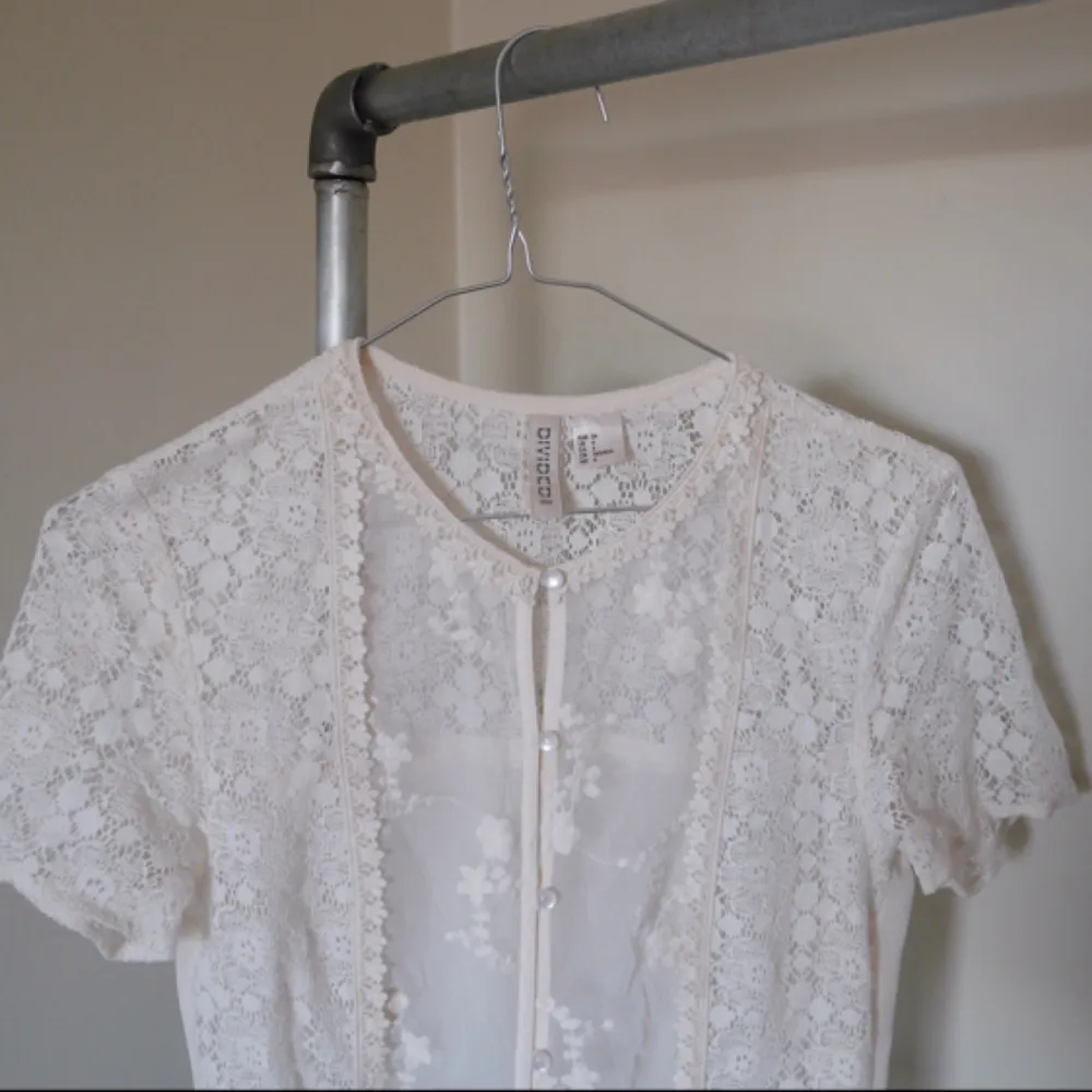 Superfin vit klänning från H&M perfekt till skolavslutnigar osv, endast använd en gång. Möts gärna upp i Stockholm för köp, annars kan den skickas om köparen står för frakten!. Klänningar.