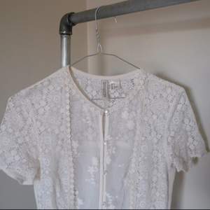 Superfin vit klänning från H&M perfekt till skolavslutnigar osv, endast använd en gång. Möts gärna upp i Stockholm för köp, annars kan den skickas om köparen står för frakten!