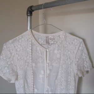  - Superfin vit klänning från H&M perfekt till skolavslutnigar osv, endast använd en gång. Möts gärna upp i Stockholm för köp, annars kan den skickas om köparen står för frakten!