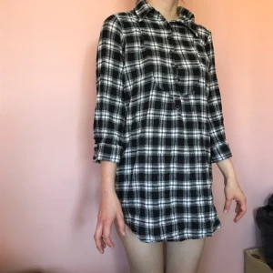  - Fin skjortklänning från bik bok i svartvitt rutigt mönster💖  En reserv knapp medföljer✨