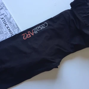  - Casall träningsbyxa storlek 36 normala i storleken Använt men fint skick - säljes då de är för små alltså har de inte använts överdrivet mycket. Har sytt igen ett litet hål mellan benen annars inga skavanker Köparen står för frakt ca 40kr 