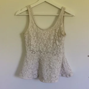  - Peplum topp med spets