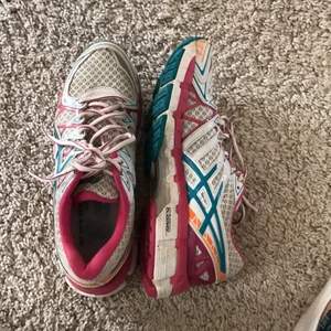  - Supersnygga asics (dynamic duomax) i storlek 38 i superbra skick och kostar runt tusenlappen nya ! Betalning sker via swish  Köparen står för frakt