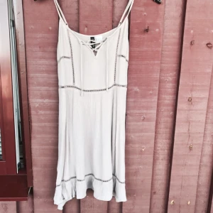  - Jättesöt puderrosa klänning med fina detaljer och reglerbara band. Knappt använd så så gott som ny. Köpare står för eventuell frakt🌸