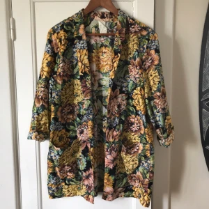  - Blommig kavaj i bomull! Köpt på plick för många år sedan men har nästintill aldrig kommit till användning. Mycket vacker!! 