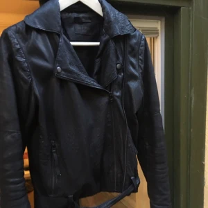  - Tiger of sweden skinnjacka använd 5 gånger säljes. Nypris 4995 sek 