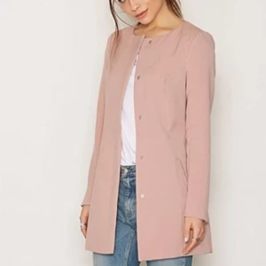  - Endast använd en gång. Beställd på Nelly.com för 4-500kr. Väldigt snygg och bekväm. Kappan i just denna färg är slutsåld. Storlek M